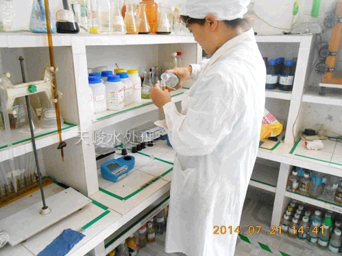 化驗員正在做總銅化驗